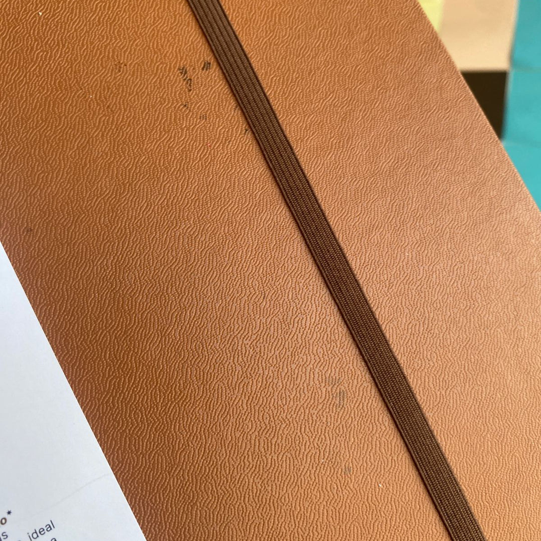 PEQUENO DEFEITO - Caderno Criativo Argolado - Cícero -  Clássica Pautado 17x24cm Caramelo